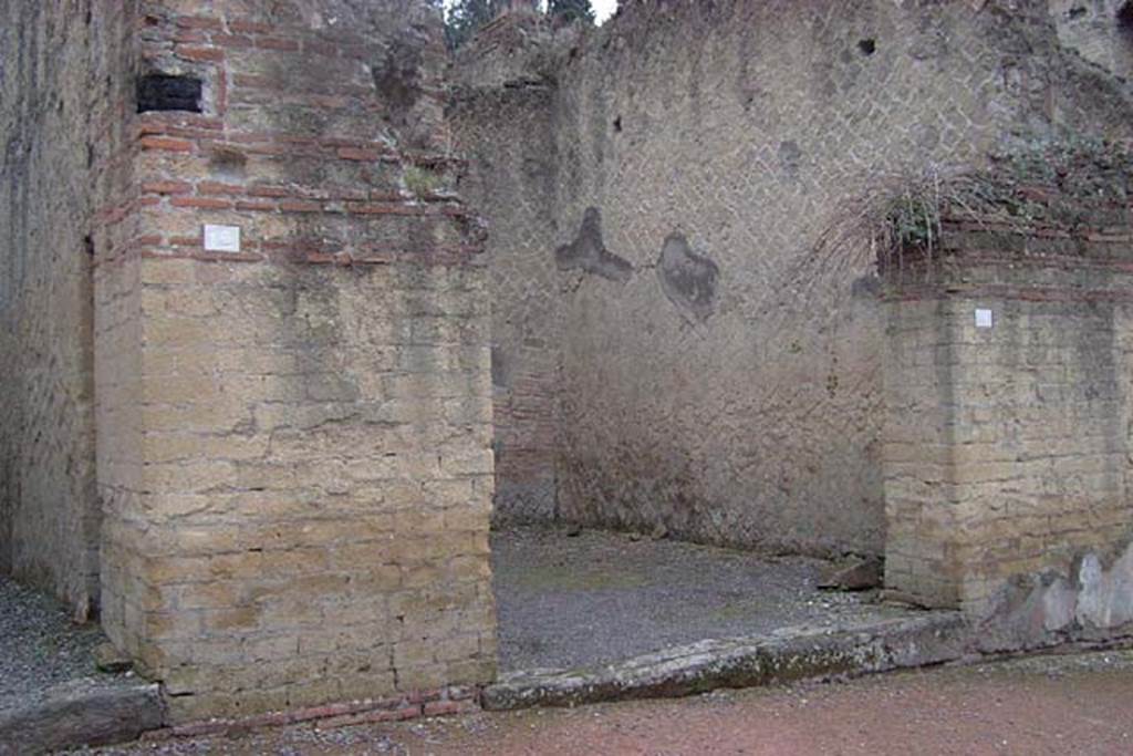 Ins Or II, 11, Herculaneum. January 2002. Looking east to façade. Photo courtesy of Nicolas Monteix.